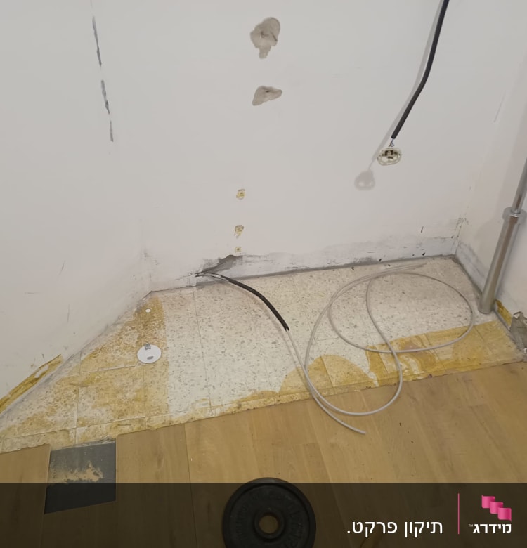 רצפת פרקט עם חוטים וכלי עבודה